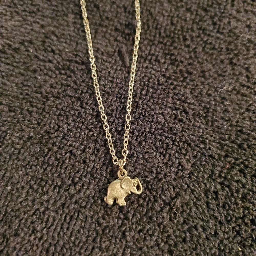 A DAINTY🐘 ELEPHANT 🐘NECKLACE 16" SILVER CHAIN